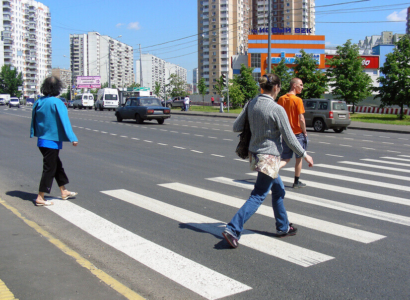 Пешеход на другой стороне дороги: нужно ли пропускать его