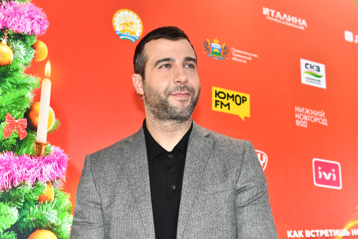 Ургант ответил на вопрос о "бегстве" из России Российский телеведущий Иван Ургант сообщил в беседе с журналистами, что никуда не покидал родную страну.