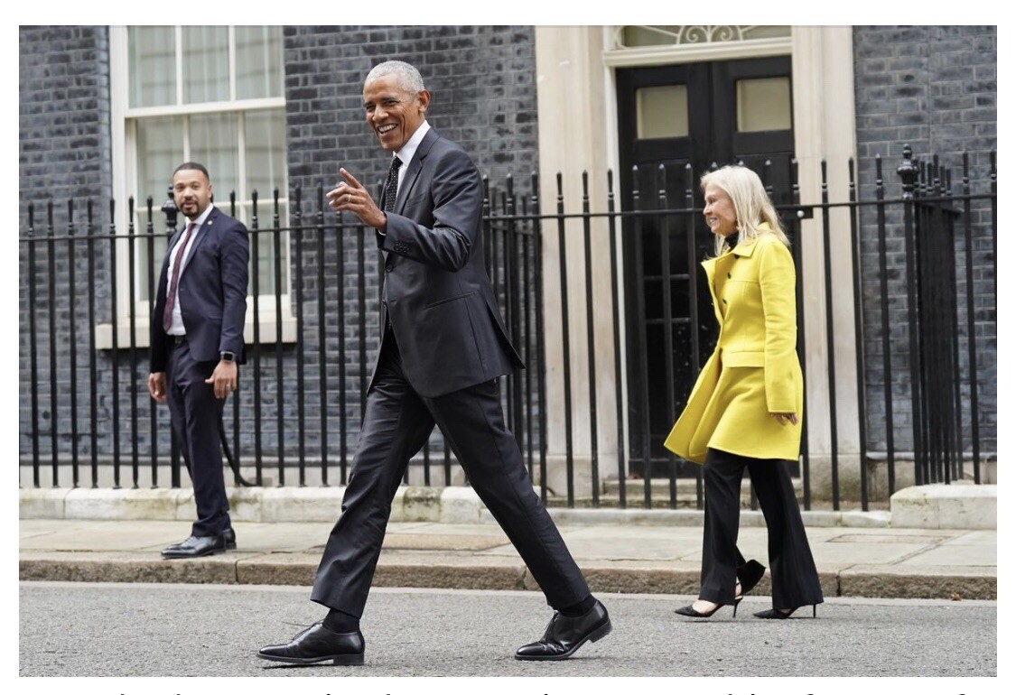 Неожиданный для британской прессы визит: журналисты с удивлением увидели Барака Обаму , негласно появившемуся в Лондоне. Его засняли на пороге Даунинг-стрит,10, сегодня.