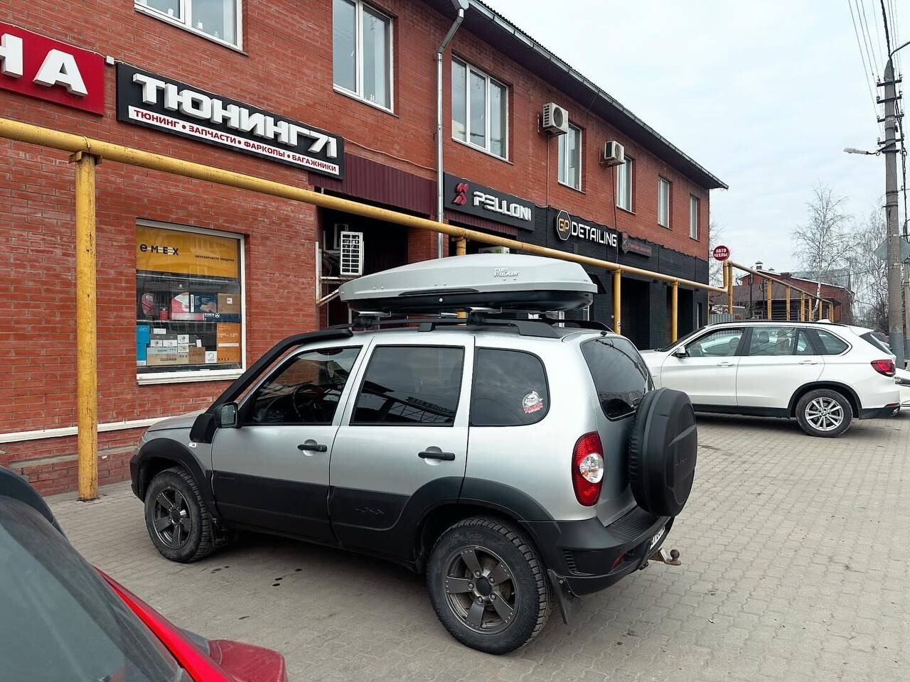 Установка багажника и автобокса Carl Steelman Fantom 395л на Niva Travel в Туле – вид сбоку