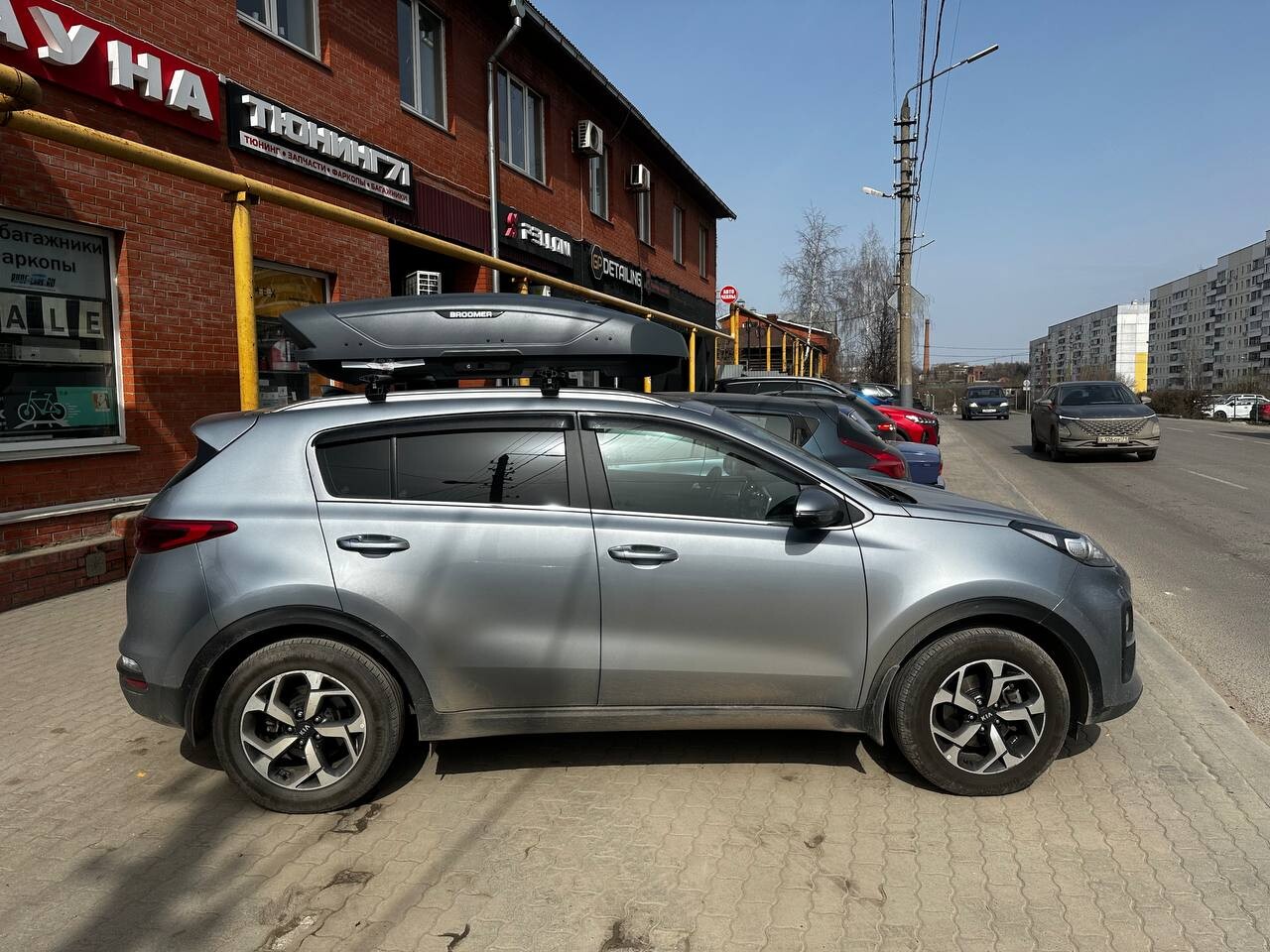 Установка автобокса Broomer L на KIA Sportage 4 в Туле – вид сбоку