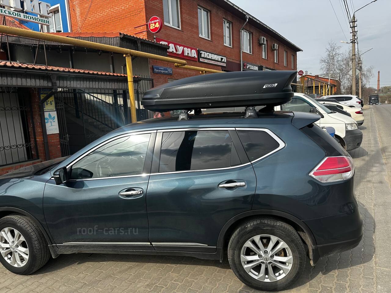 Установка автобокса Nobu Drive 430л на Nissan X-Trail T32 в Туле – вид сбоку
