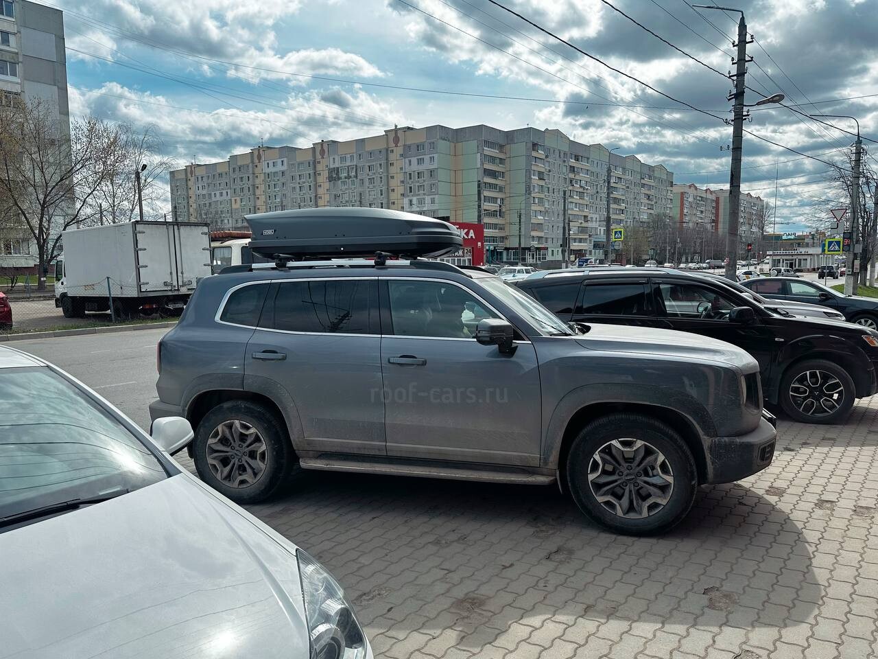 Установка багажника и автобокса 430л на Haval Dargo в Туле – вид сбоку