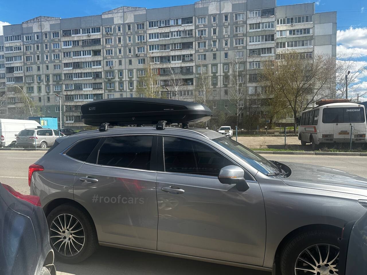 Установка багажника и автобокса 425л на Haval Jolion в Туле – вид сбоку