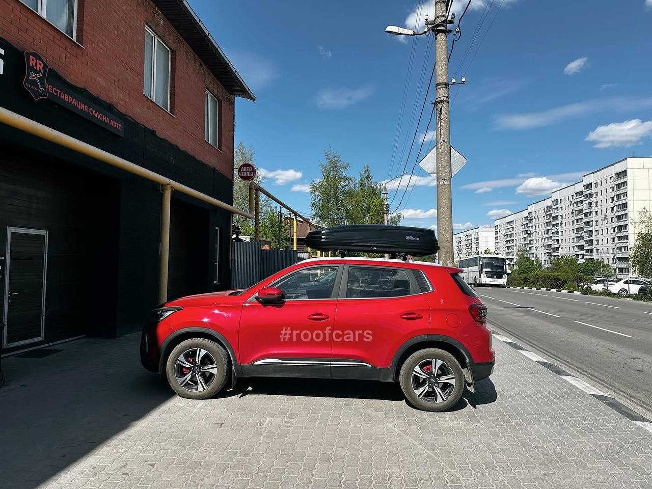 Установка багажника и автобокса 390л на Chery Tiggo 4 Pro в Туле – вид сбоку