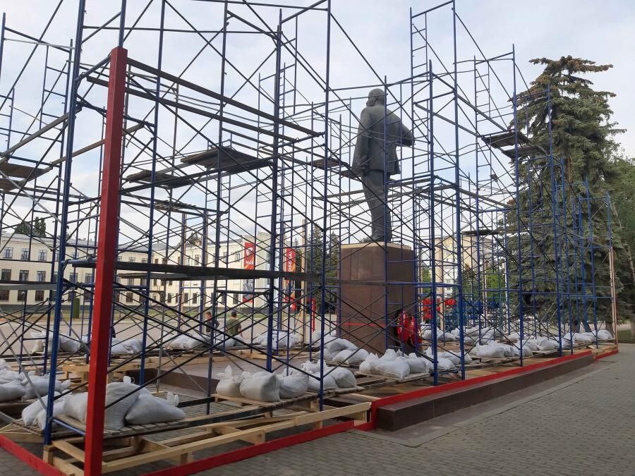 В столице Карачаево-Черкесии памятник Ленину на площади имени Ленина к 9 мая заколачивают в ящик!
