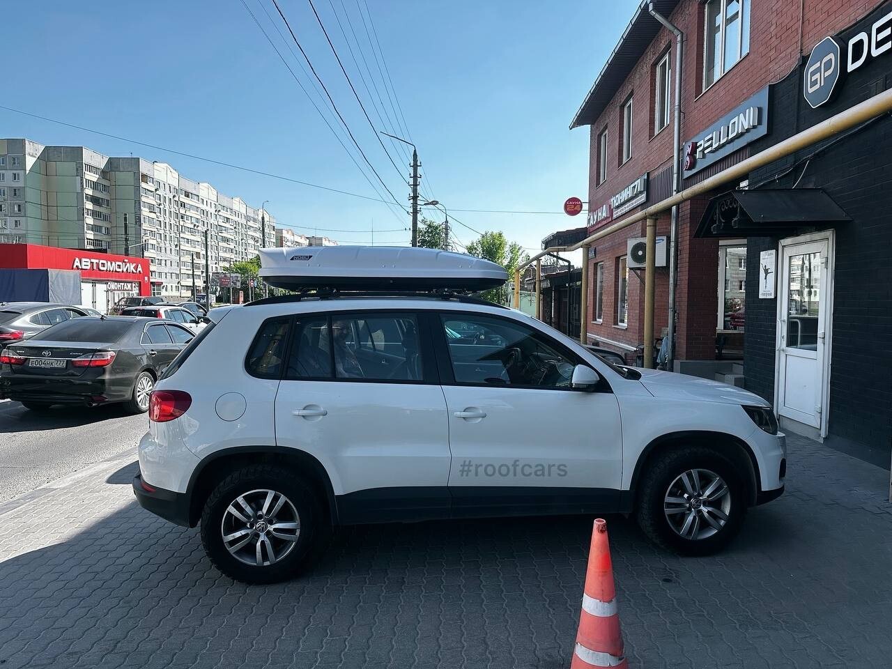 Установка багажника и автобокса 380л на VW Tiguan в Туле – вид сбоку