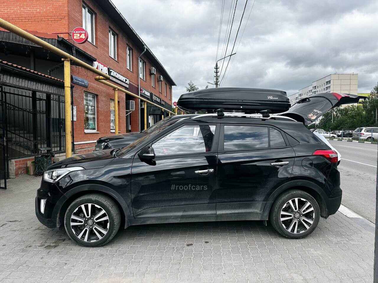 Установка багажника и автобокса 390л на Hyundai Creta в Туле – вид сбоку