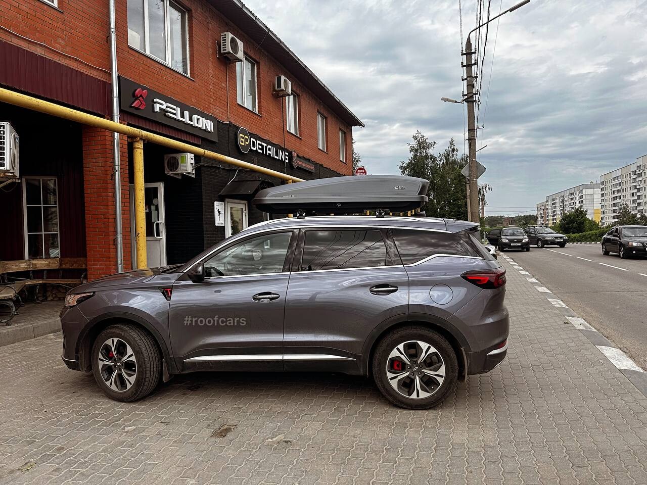 Установка автобокса 425л на Chery Tiggo 7 в Туле – вид сбоку