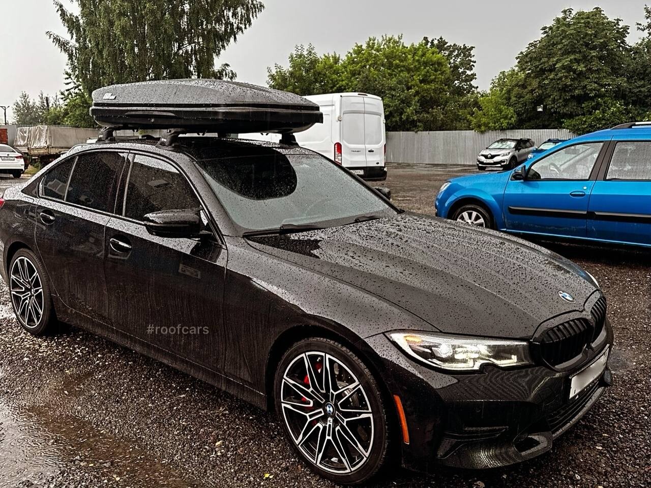 Установка багажника и автобокса 450л на BMW 3 G20 в Туле – вид сбоку
