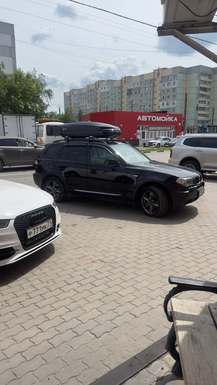 Установка багажника и автобокса 430л на BMW X3 E83 в Туле – вид сбоку