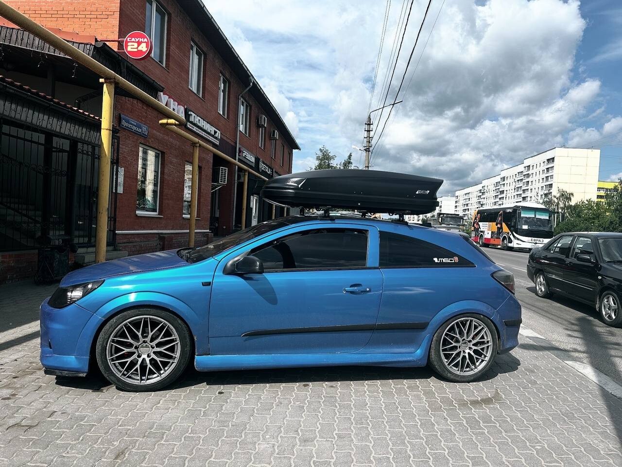 Установка автобокса 430л на Opel Astra H GTC в Туле – вид сбоку