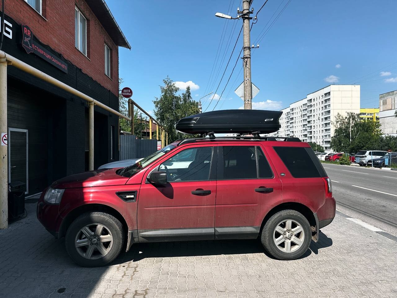 Установка багажника и автобокса 430л на Land Rover Freelander 2 в Туле – вид сбоку