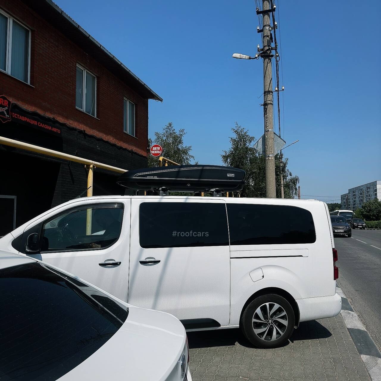 Установка багажника и автобокса Winner 425л на Peugeot Traveller в Туле – вид сбоку