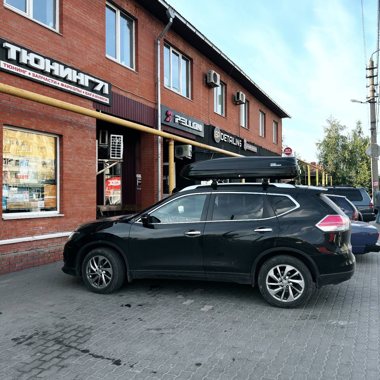 Установка багажника и автобокса 470л на Nissan X-Trail T32 в Туле – вид сбоку