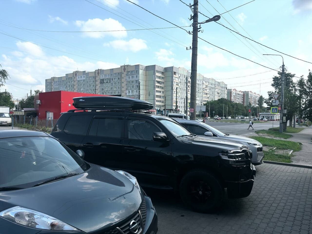 Установка багажника и автобокса Carl Steelman 540л на Toyota Land Cruiser 200 в Туле – вид сбоку