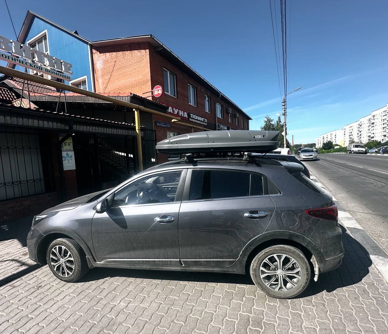 Установка багажника и автобокса 380л на Kia Rio X в Туле – вид сбоку