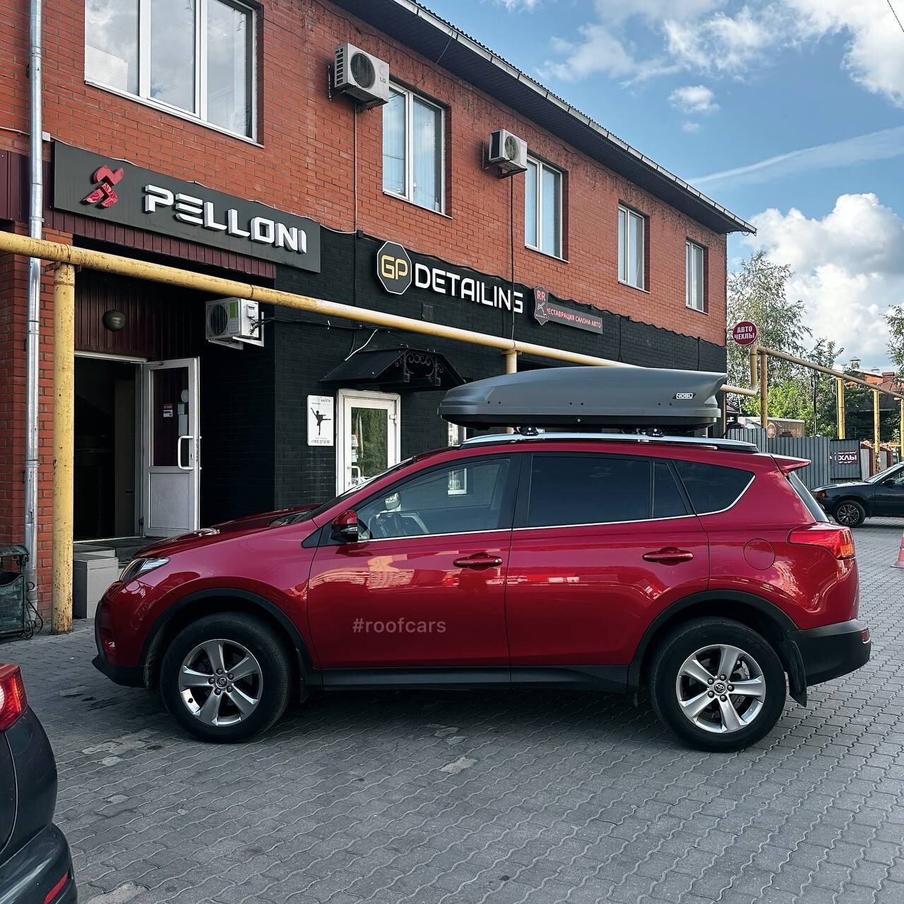 Установка багажника и автобокса 430л на Toyota RAV4 2013-2019 в Туле – вид сбоку