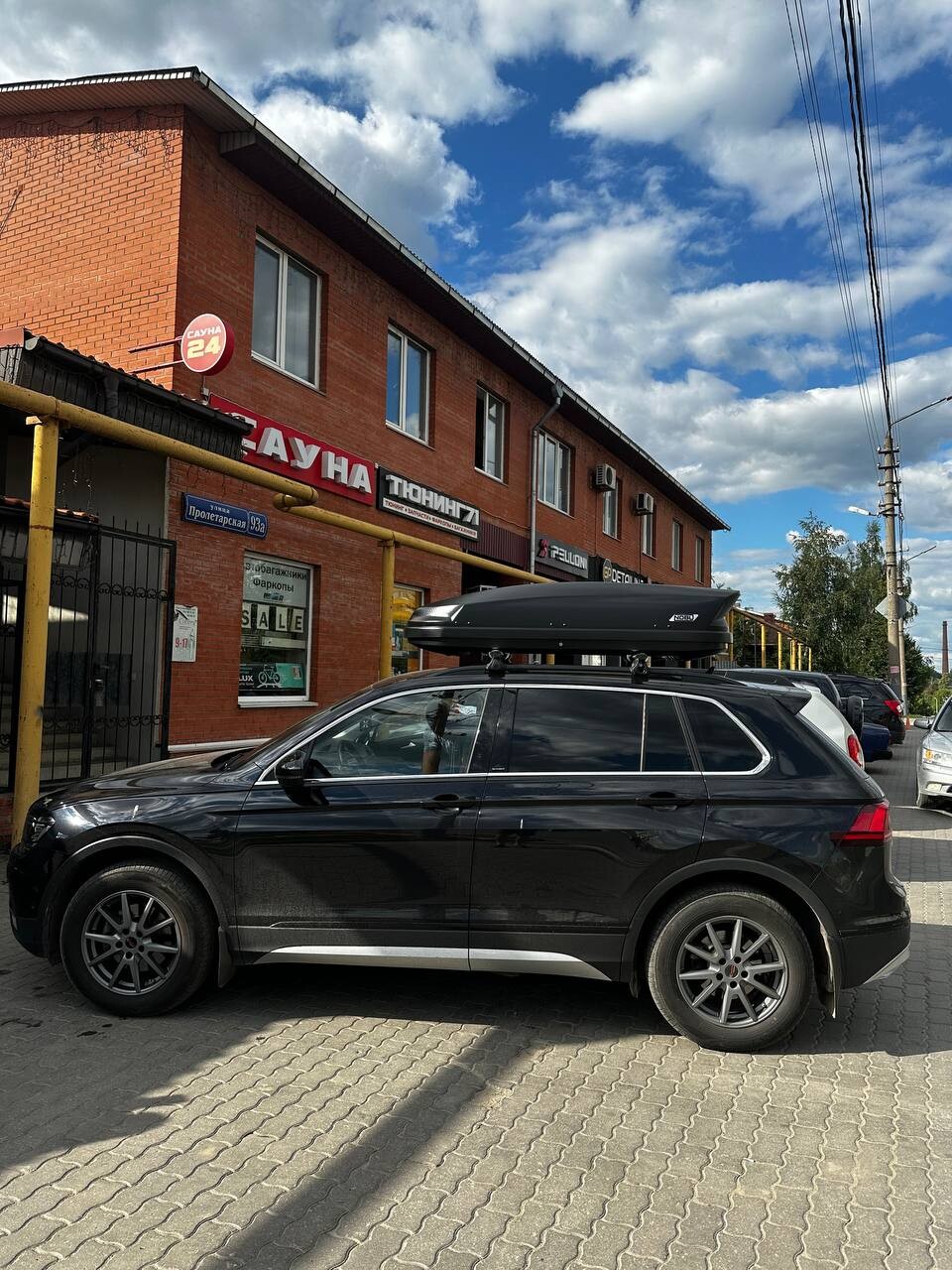 Установка багажника и автобокса 430л на VW Tiguan II в Туле