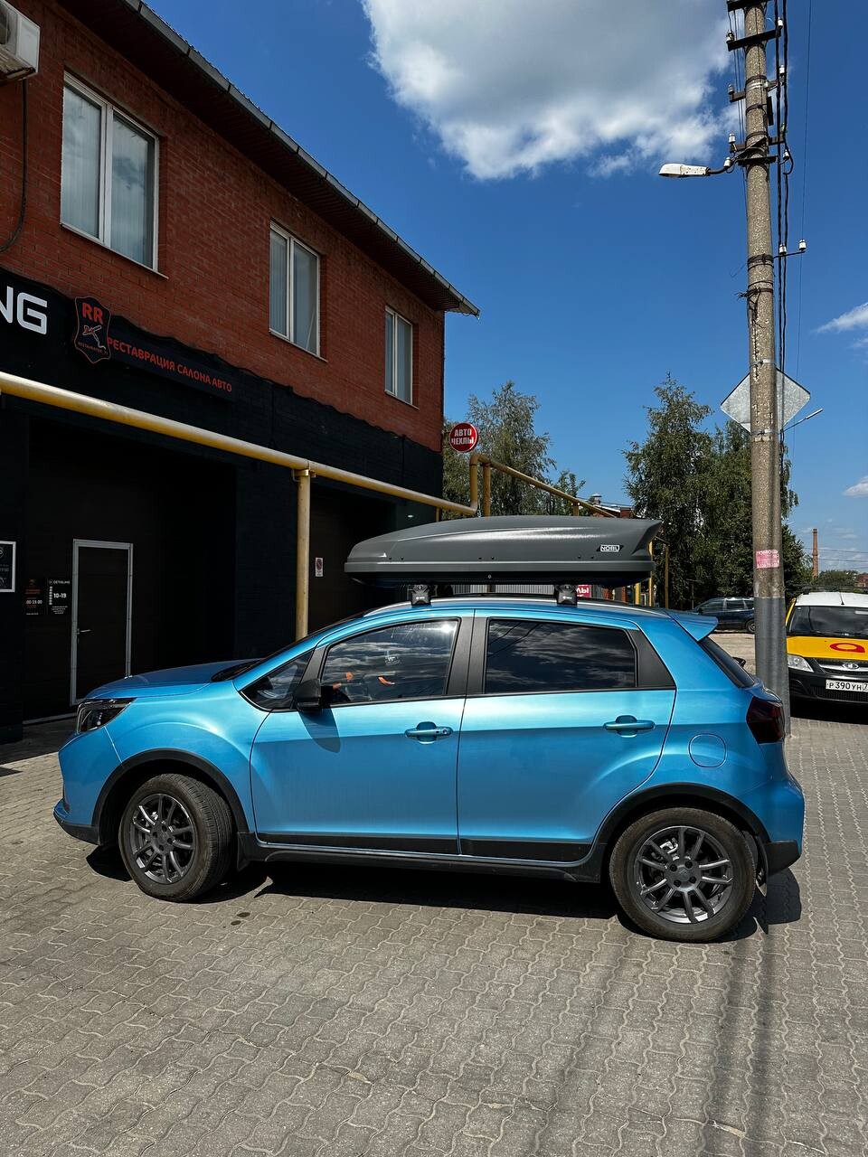 Установка багажника и автобокса 430л на Livan X3 Pro в Туле