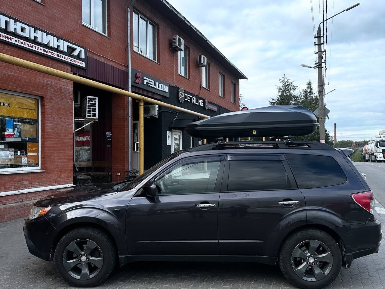 Установка багажника и автобокса 430л на Subaru Forester III в Туле