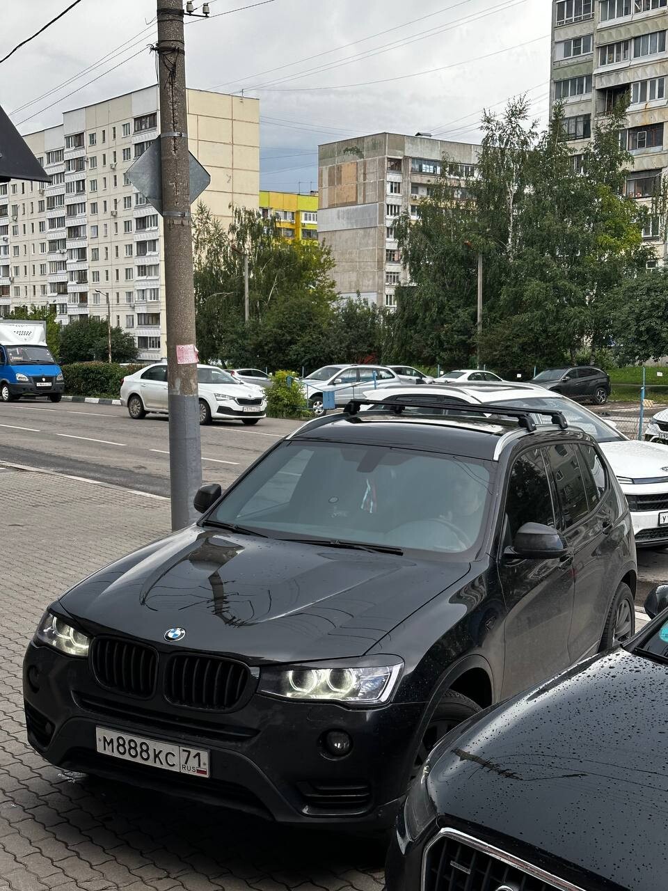 Установка багажника на рейлинги для BMW X3 F25 в Туле – вид сбоку