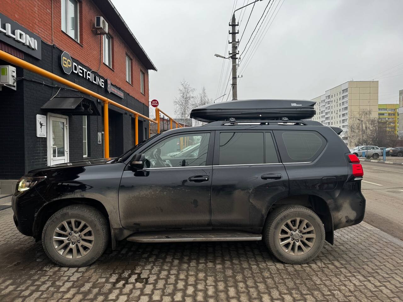 Установка багажника и автобокса 450л на Toyota Land Cruiser 150 в Туле