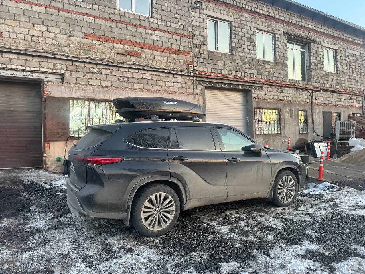 Установка багажника Yakima и автобокса Broomer L на Toyota Highlander 2021+ в Туле