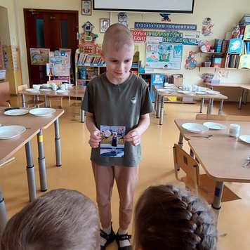 В рамках проекта "Скоро в школу" начинаем знакомить детей подготовительной группы с семейным альбомом "Мои родители, сестра и брат - первоклассники" Есть первые творческие рассказы. Браво!- 3