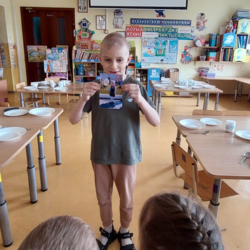 В рамках проекта "Скоро в школу" начинаем знакомить детей подготовительной группы с семейным альбомом "Мои родители, сестра и брат - первоклассники" Есть первые творческие рассказы. Браво!- 2