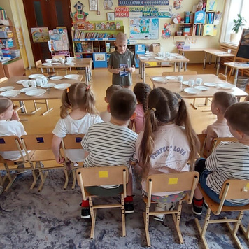 В рамках проекта "Скоро в школу" начинаем знакомить детей подготовительной группы с семейным альбомом "Мои родители, сестра и брат - первоклассники" Есть первые творческие рассказы. Браво!