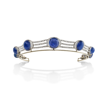 A tiara de sábado é da joalheria Chaumet, do início do século XX. Século XX Ah, que safiras... Como o céu da noite de primavera! E fica lindo como colar também. De uma coleção particular.