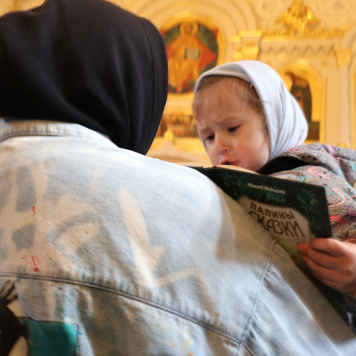 "Хорошо читать "Папины сказки" у мамы на руках!" Сегодня в храме свт.ИОВА моя камера любовалась юной прихожанкой. Это мы ждем Причащения Святых Христовых Тайн. А девочка зря времени не теряет.- 2
