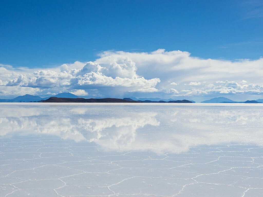 Озеро в боливии. Салар де Уюни Боливия. Солончак Салар-де-Уюни. Озеро солончак Уюни. Уюни солончак озеро в Боливии.