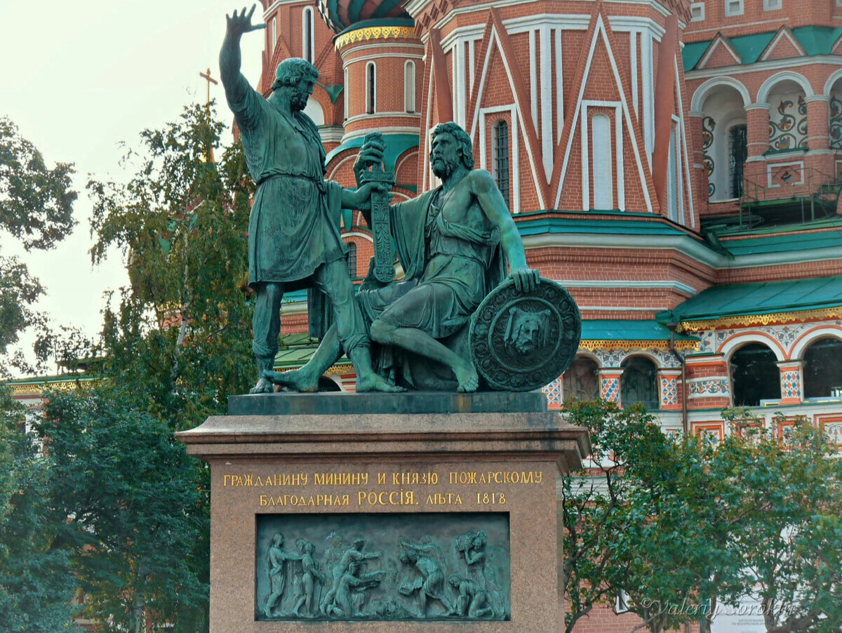 фото памятника минину и пожарскому в москве