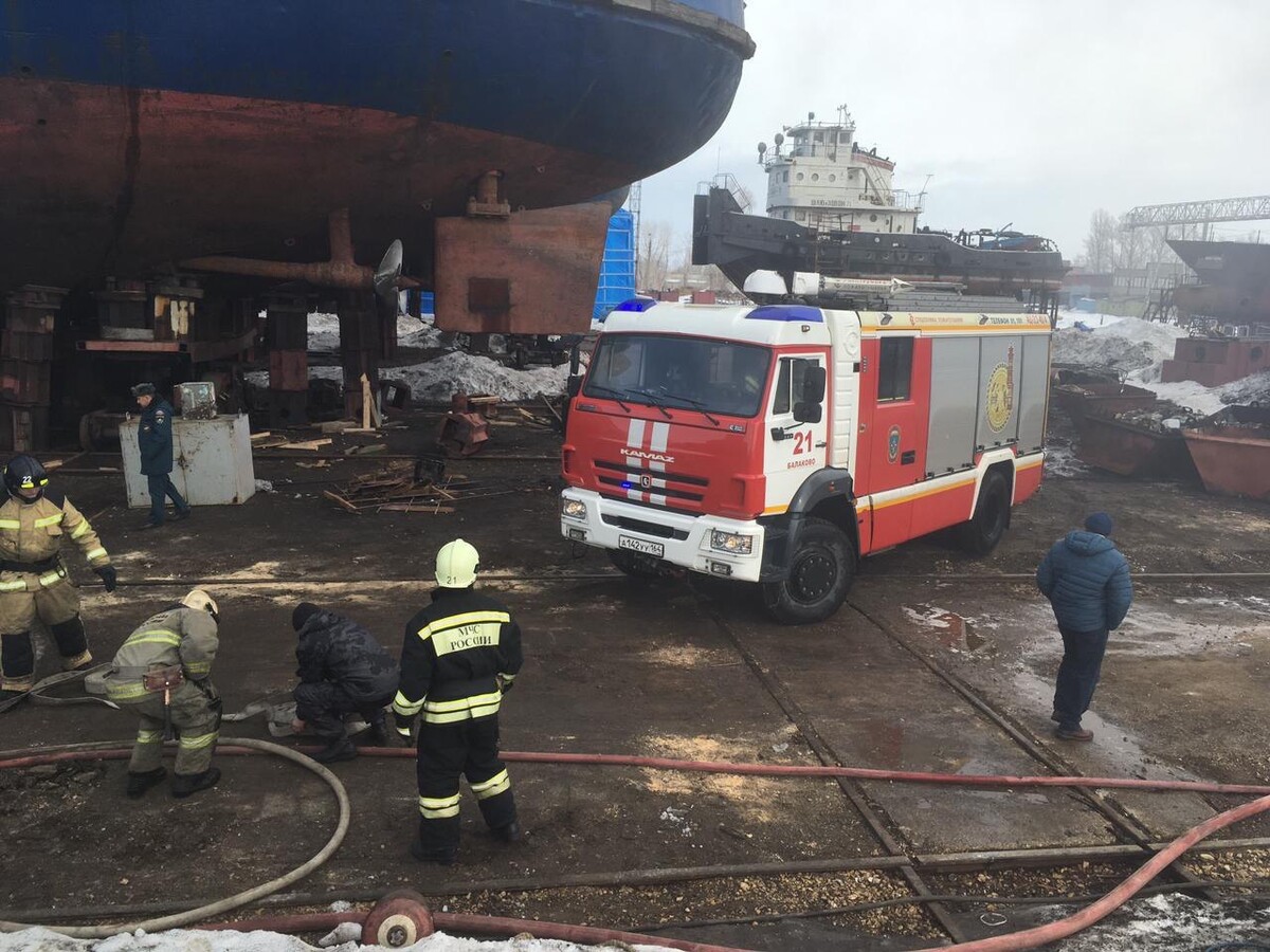 15 главных новостей. Судоремонтный завод Балаково. Пожар. Пожар в трюме. Пожар на заводе.