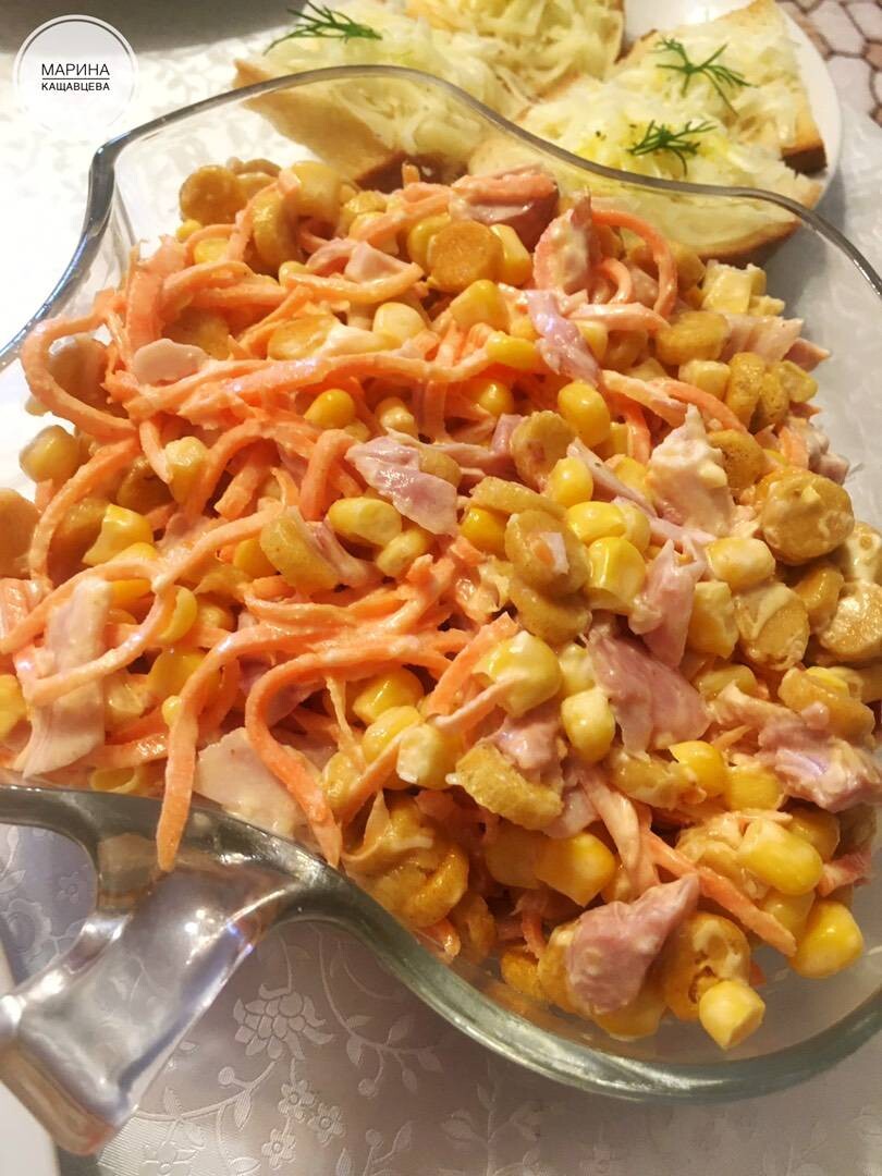 Салат кукуруза фасоль морковь по корейски сухарики. Корейской морковью и кукурузой и сухариками. Салат с кириешками и корейской морковкой. Салат с корейской морковью и кукурузой и сухариками. Салат с корейской морковкой и кукурузой.