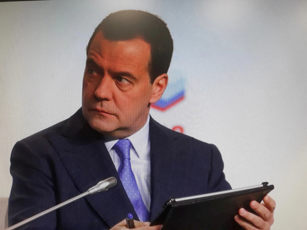 Премьер президентская. Медведев назвал уродцами украинские власти.