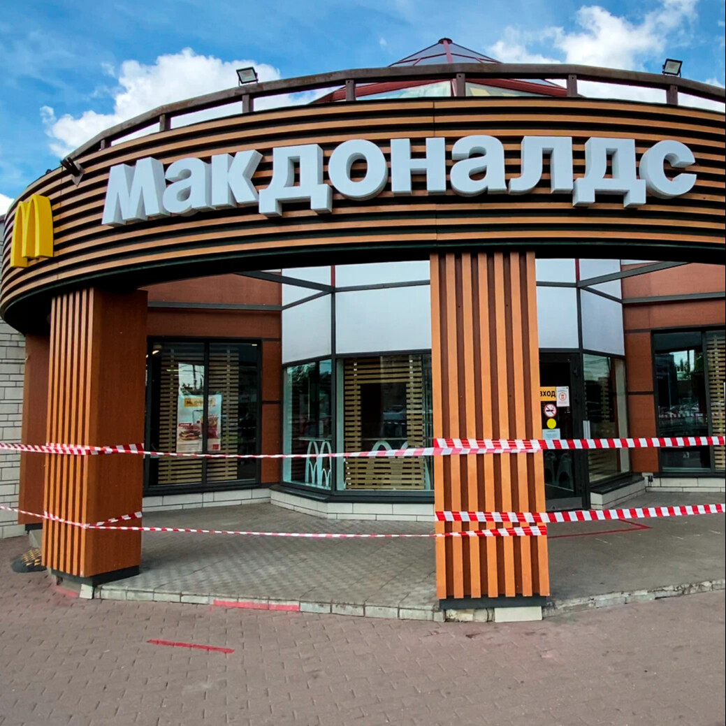 Ресторан mcdonald s. Макдональдс закрыт в России. Рыгаловка. Макдональдс отрава. Макдональдс закроют по всей России.