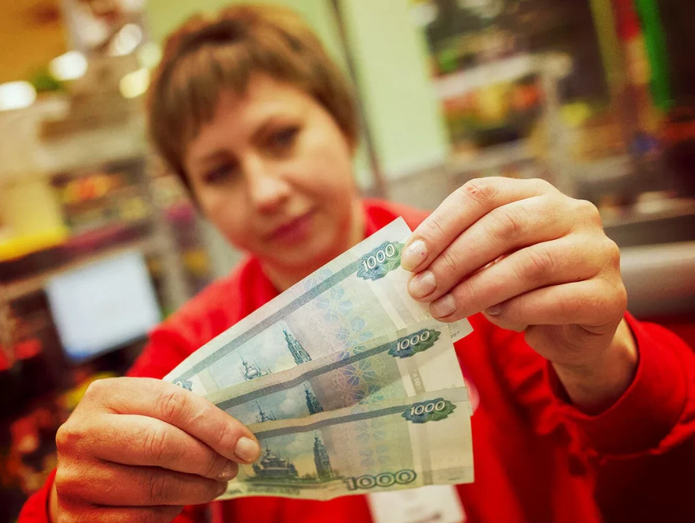 Собранные деньги. Продавец с деньгами. Кассир с деньгами. Покупатель с деньгами. Работник с деньгами