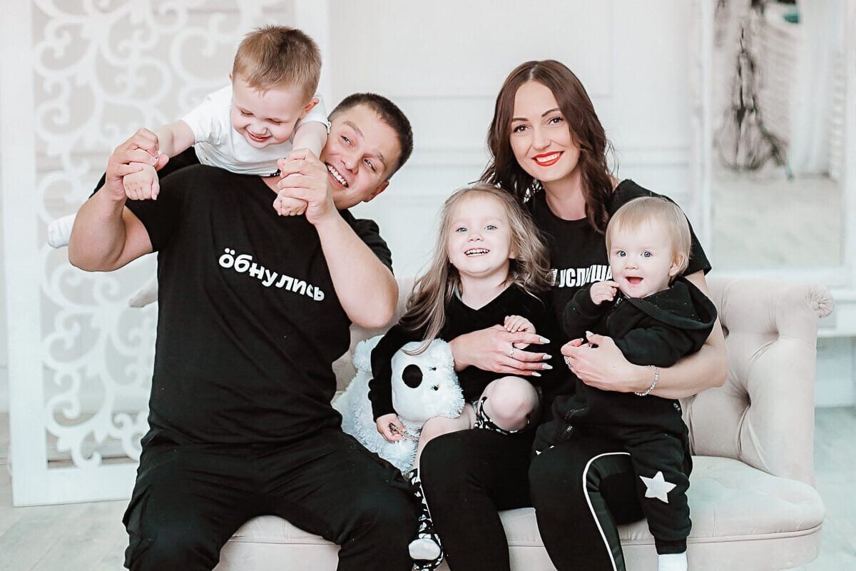 Семья со счастливым ребёнком. Мама папа и ребенок. Илария сергеевна семак. Счастливая семья с подростком. Счастливая семья с двумя детьми.