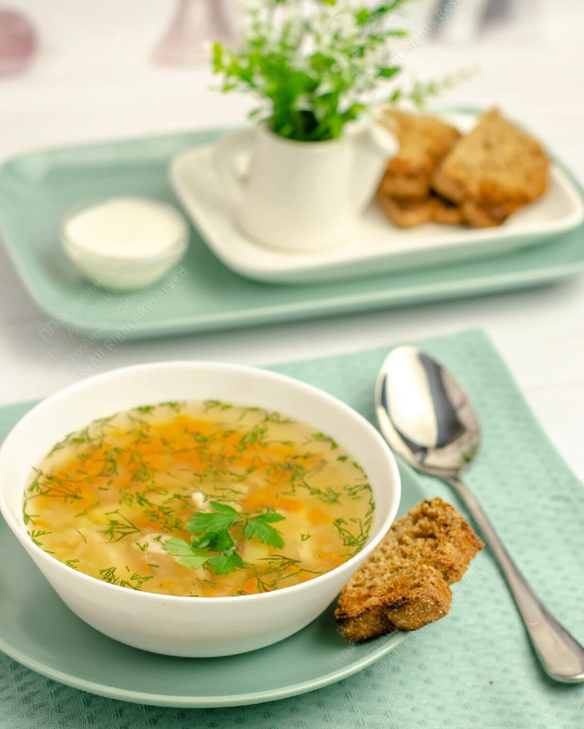 Суп гороховый. Горох для горохового супа. День супа. Обед за столом суп.