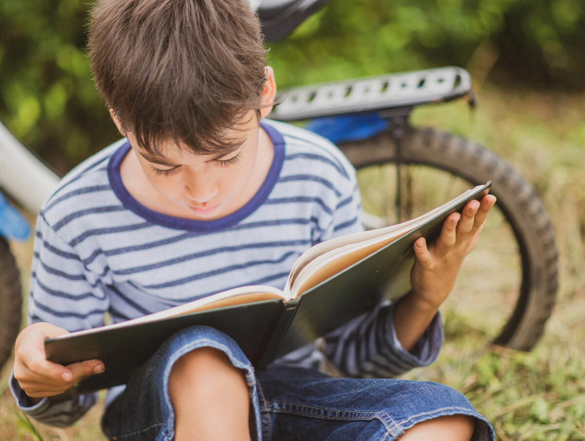 Читать 12 летней. Самостоятельный подросток. Чтение для детей 12 лет. Ребенок читает 12 лет. Ребенок и чтение летом фото.