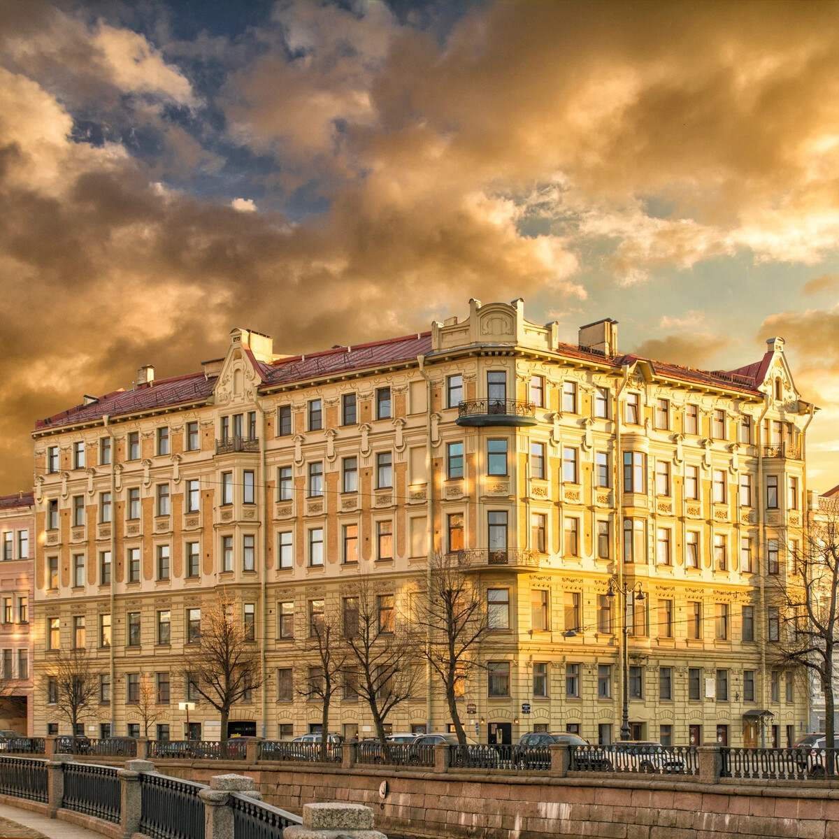 Питер в 4 доме. Доходный дом в Санкт-Петербурге. Доходный дом Питер. Доходный дом Харламова СПБ. Канал Грибоедова 19 Санкт-Петербург.