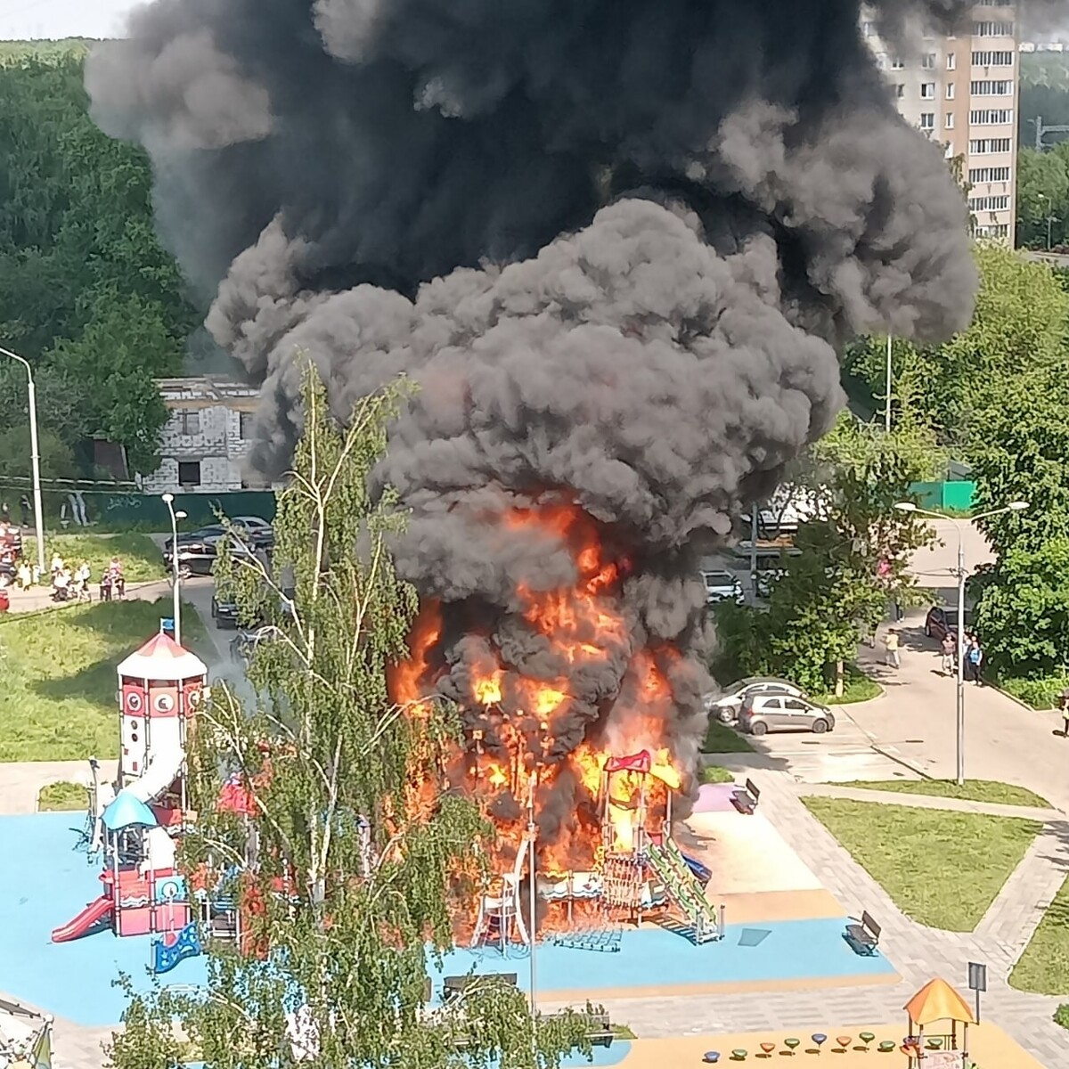 Пожар на детской площадке в Кокошкино. Пожар в новой Москве. Сгорела детская площадка в Москве. Сгорела детская площадка в новой Москве.