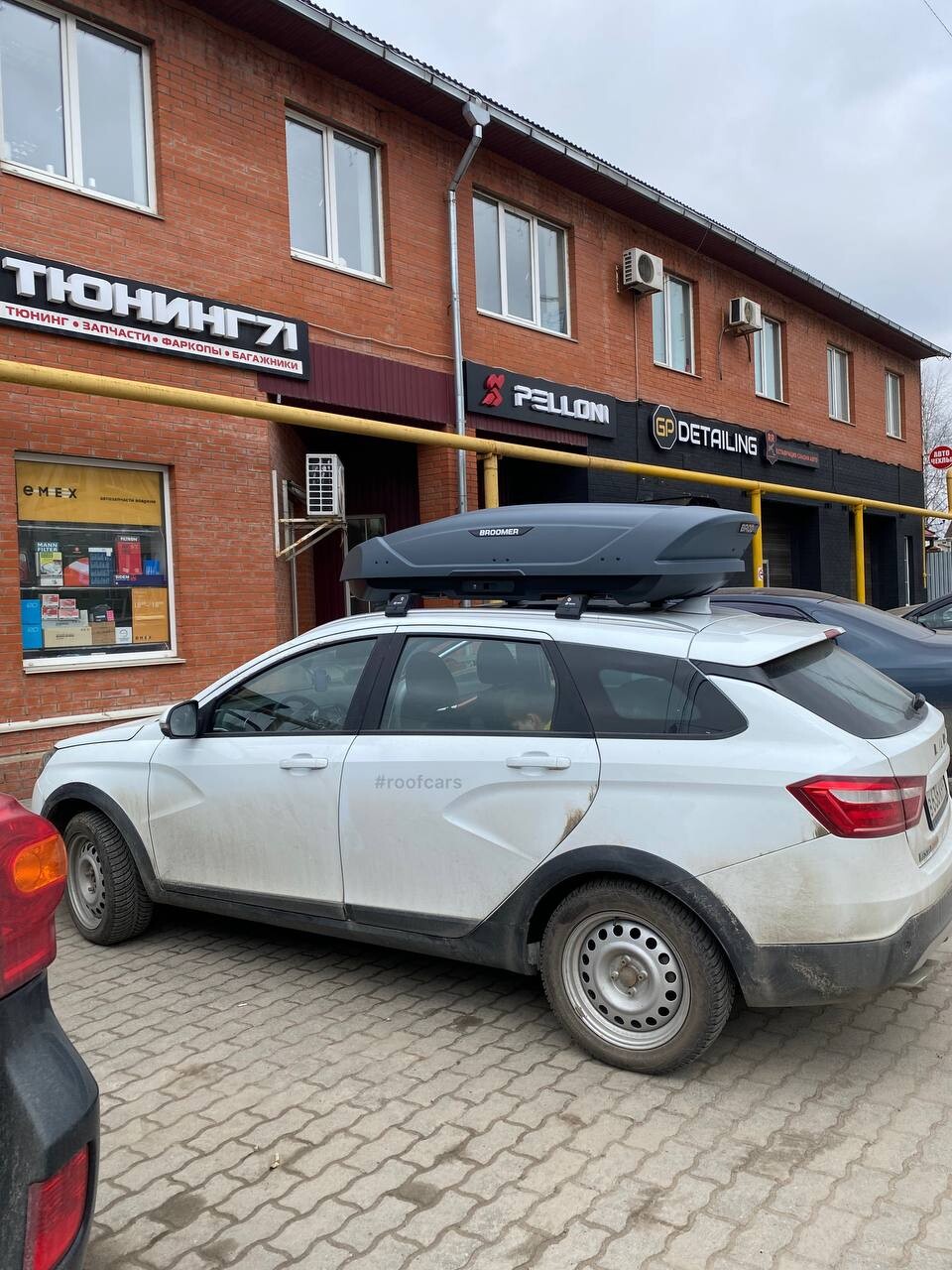 Установка багажника и автобокса Broomer 430л на Lada Vesta SW Cross в Туле – вид сбоку