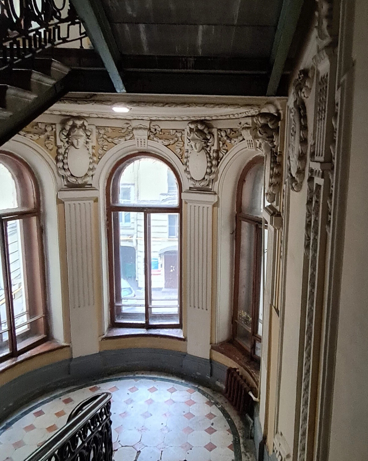 Красивые двери петербурга. Парадная дверь в дом. Вскрыть замок входной двери. Домофон dks850100. Кнопки для открывания дверей в транспорте.