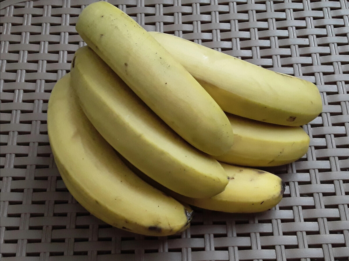 Сколько весит банан без кожуры в среднем. Кожура банана. Банан без кожуры. Огурец в банановой кожуре. Вес одного банана с кожурой.