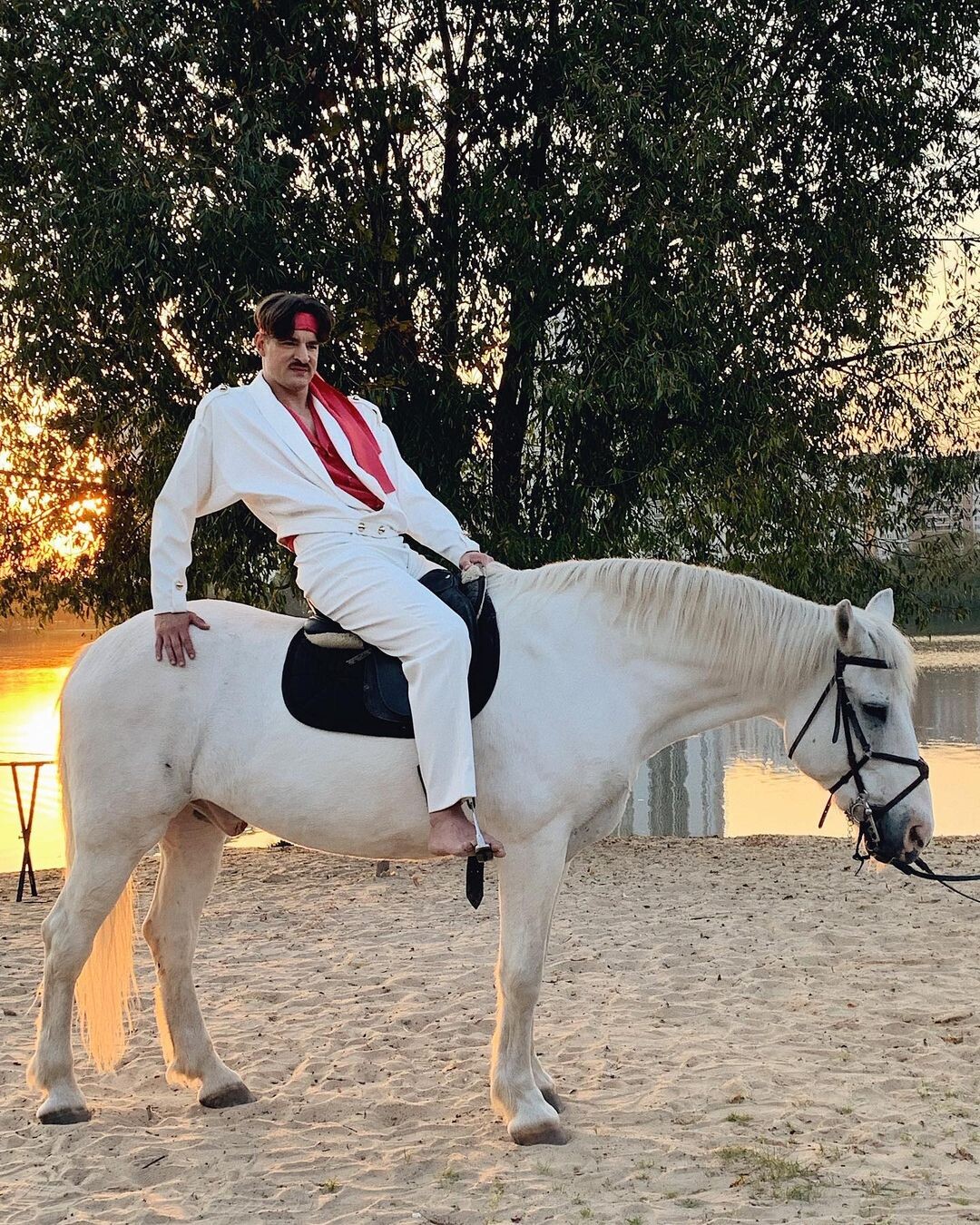 Кемеровский принц на белом коне. Принц на белом коне. Мужчина на белом коне. На коне. Принц на белой лошади