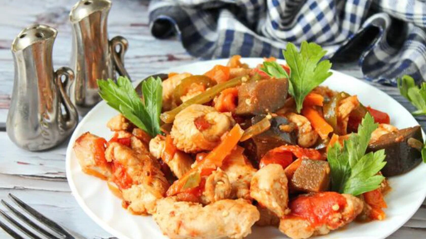 Салат с курицей баклажанами болгарским перцем и морковью. Курица с баклажанами и перцем рецепт. Курица с баклажанами по-китайски. Тушеная курица с помидорами и баклажанами. Курица с баклажанами и перцем рецепт.